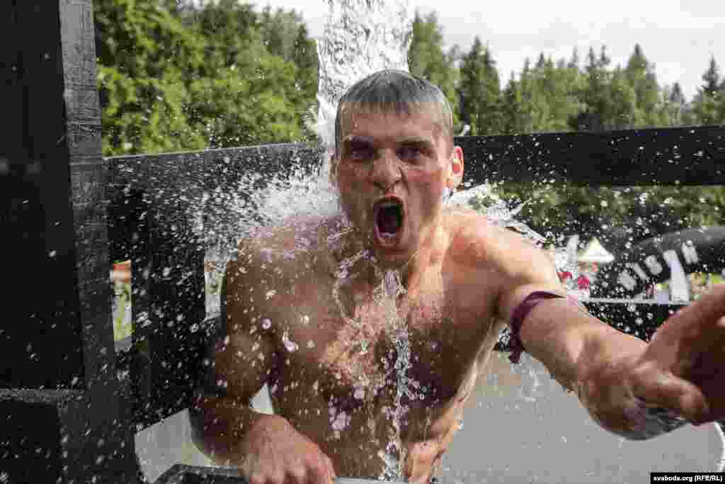 Чатырохмэтровая водная перашкода з халоднаю вадою.