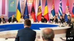 Președintele sârb Al. Vucic (al doilea din stânga) lângă președinta Maia Sandu la summitul Ucraina-Europa de Sud-Est de la Kiev, pe 15 iulie 2026. 
