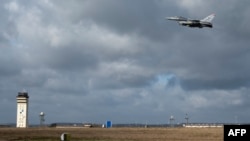 Вылет истребителей F-16 ВВС США с авиабазы ​​Шпангдалем на авиабазу в Румынии, 11 февраля 2022 года