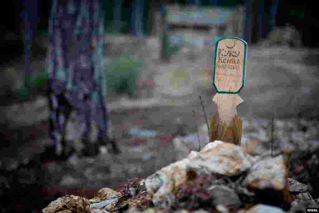 A grave marker for Emir-Usein&#39;s father, Kemal Kuku, who died shortly after his son was detained by Russian authorities.