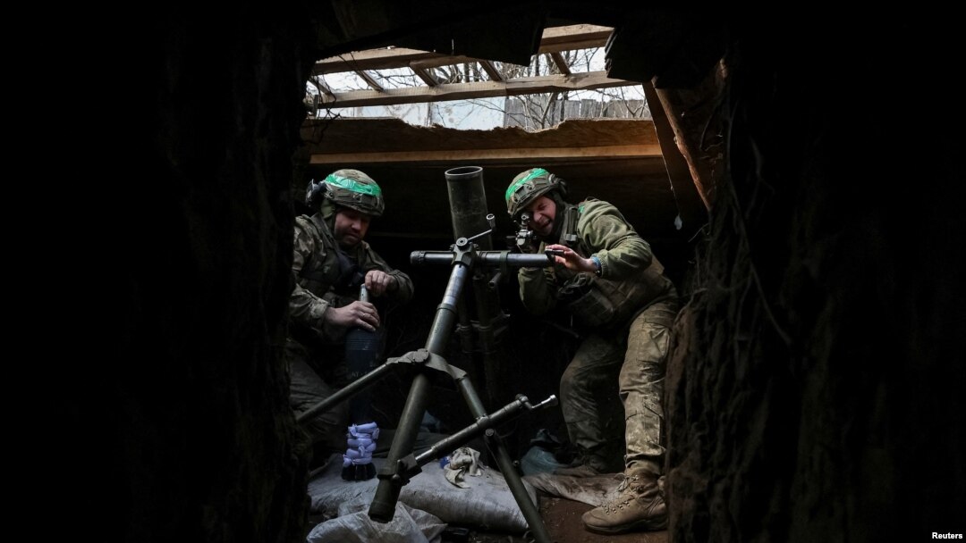 Військовослужбовці 49-го окремого десантно-штурмового батальйону «Карпатська Січ» ЗСУ готуються стріляти зі 120-мм міномета поблизу Торецька, 28 січня 2025 року