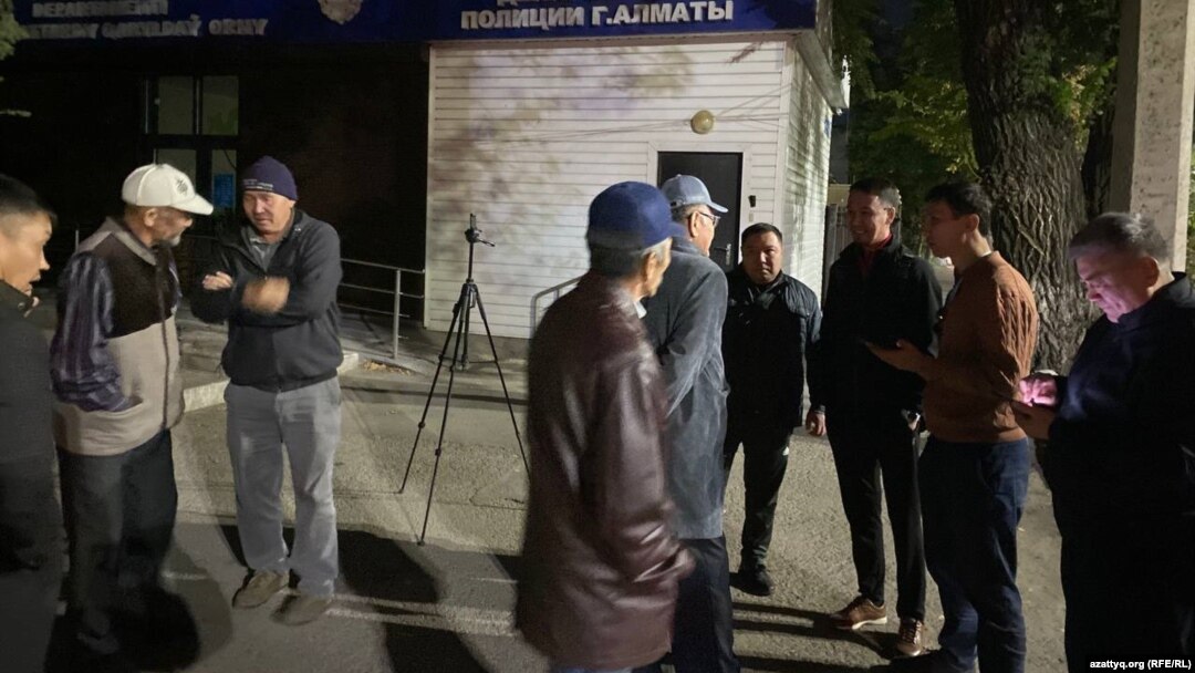 Белсенділерді қолдап, Алматы қаласының полиция департаменті алдына жиналған адамдар. Алматы, 29 қыркүйек 2024 жыл.