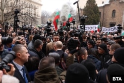 Подалият оставка държавен глава Румен Радев излиза от президентската институция.