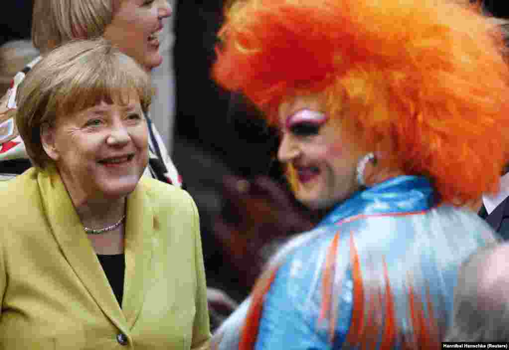 Трансвеститот Оливија Џонс и канцеларката Ангела Меркел во Рајхстагот на 12 февруари 2017 година, во првиот круг од федералните претседателски избори во Германија. Иако самата Меркел не гласаше за легализација на хомосексуалните бракови во Германија, законот на крајот беше изгласан.