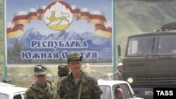 Похоже, Южная Осетия вступает в новый этап взаимоотношений с Москвой или, если угодно, новый этап интеграции в российское политическое пространство. Вольно или невольно она становится частью противостояния кремлевских групп влияния