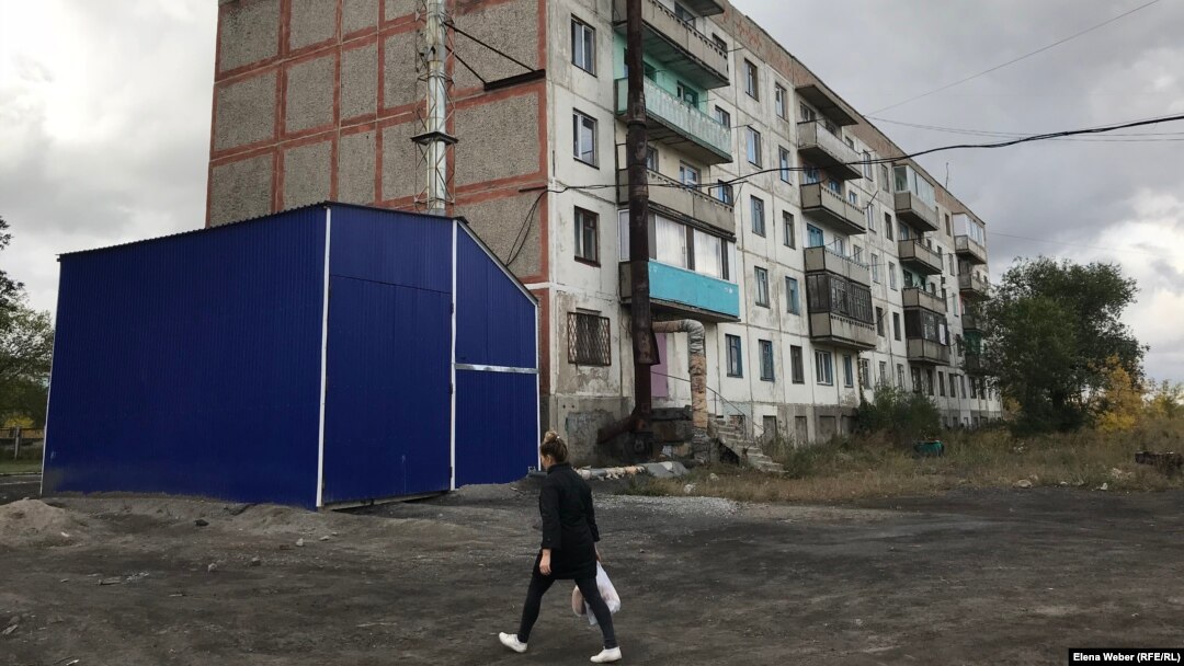 Ақтау ауылындағы үйлердің бірі, бұл жердің автономды жылыту жүйесі жеке қазандыққа ауыстырылған. Қарағанды облысы, 21 қыркүйек 2018 жыл. 