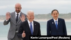 Президент США Джо Байден, премьер-министр Японии Ёсихиде Суга и президент Европейского совета Чарльз Мишель позируют для фото во время саммита G7 в Карбис-Бэй, Корнуолл, Великобритания, 11 июня 2021 года.