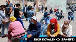 Ауруханада кезек күтіп отырған тұрғындар. Бішкек, 6 шілде 2020 жыл. 