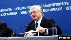 Armenia -- Armenian FM Edward Nalbandian and OSCE Chairperson in Office, Serbian FM Ivica Dačić at a joint press conference in Yerevan, 03June, 2015