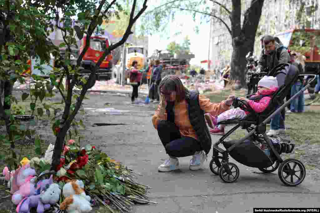 Кияни несуть квіти та іграшки на місце трагедії і не стримують сліз