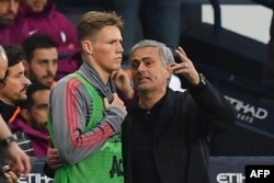 Жозе Моуриня дава указания на Скор Мактоминей преди да го пусне в игра за Манчестър Юнайтед срещу Манчестър Сити, 7 април 2018 г.