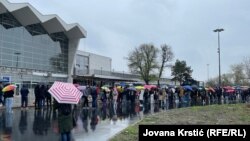 Pet meseci od nesreće na Železničkoj stanici građani i novosadska opozicija odali poštu žrtvama, 1. april 2025.