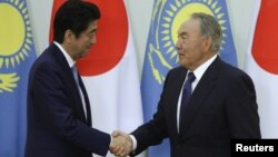 Сіндзо Абе (л) і Нурсултан Назарбаєв