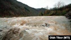 Un baraj din Roșia Montană s-a fisurat și a amenințat viața a sute de oameni.