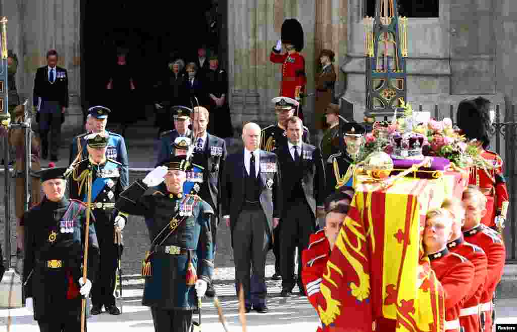 Кралот Чарлс, неговите браќа и сестри и синовите, принцовите Вилијам и Хари и другите членови на семејството Виндзор полека одеа зад ковчегот додека се носеше со кочијата до Вестминстерската опатија, предводена од околу 200 гајдаџии и тапанари