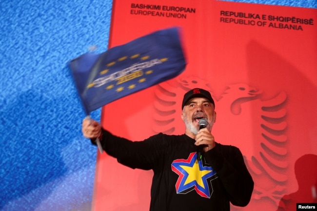 Kryetari i Partisë Socialiste dhe kryeministri i Shqipërisë, Edi Rama, mban fjalimin e tij gjatë një tubimi në Fier.