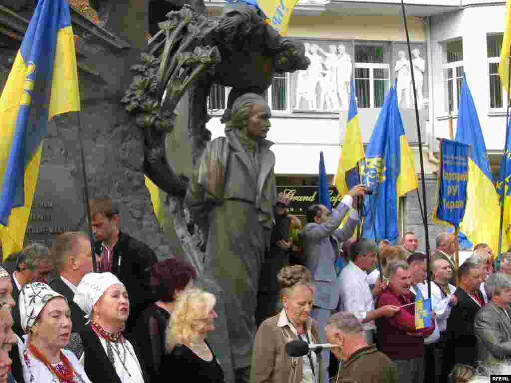 Відкриття віче НРУ біля пам'ятника В'ячеславу Чорноволу на вулиці Грушевського