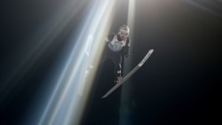 Българският състезател на ски скокове Владимир Зографски завърши на 14-о място в крайното класиране на "Четирите шанци" в Бишофсхофен, Австрия. Това е най-доброто представяне на българин в престижната верига по ски скокове за мъже. Бишофсхофен, Австрия, 5 януари 2026 г.