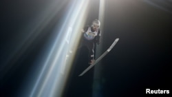 Българският състезател на ски скокове Владимир Зографски завърши на 14-о място в крайното класиране на "Четирите шанци" в Бишофсхофен, Австрия. Това е най-доброто представяне на българин в престижната верига по ски скокове за мъже. Бишофсхофен, Австрия, 5 януари 2026 г.