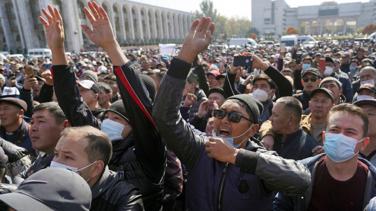 В Бишкеке – столкновения и стрельба на митинге, есть раненые