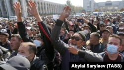 Участники акции с требованием отставки Жээнбекова, Бишкек, 7 октября