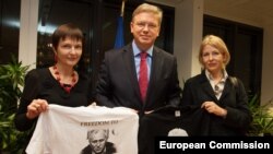 EU Enlargement Commissioner Stefan Fuele meets with Maryna Adamovich (left), the wife of Mikalay Statkevich, and Natallya Pinchuk, the wife of Ales Byalyatski, in Brussels on November 7.