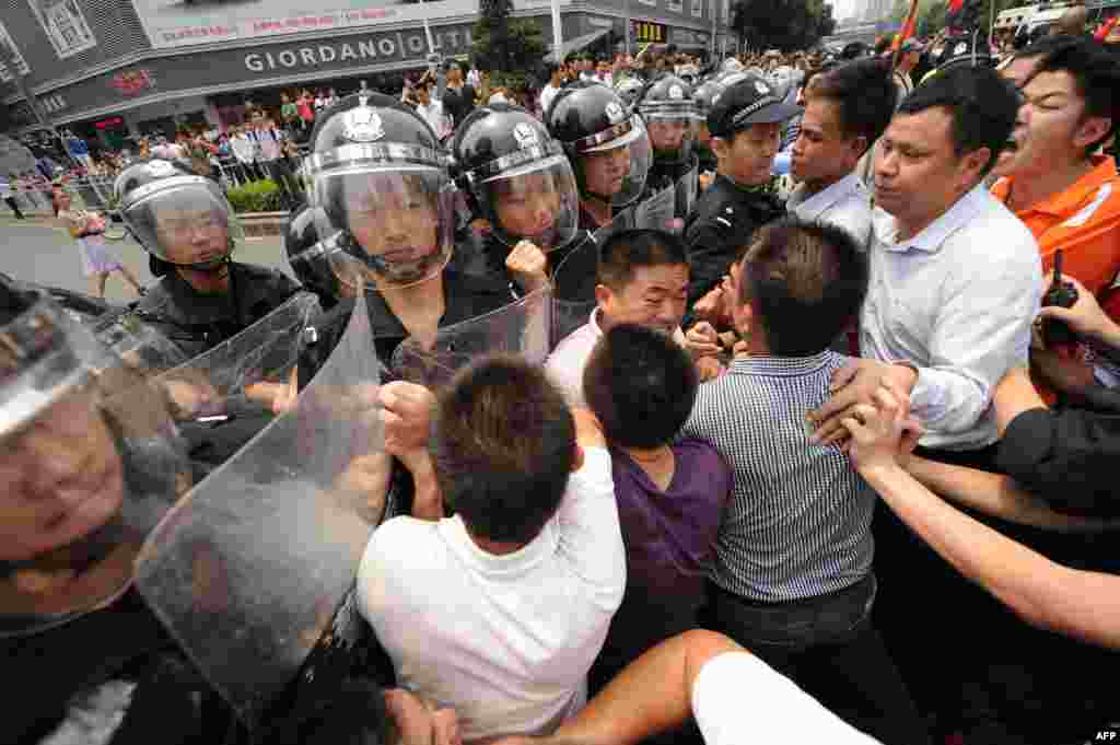 Kina - Antijapanski protesti na jugu zemlje, Shenzhen, 18.09.2012. Foto: AFP / Peter Parkss