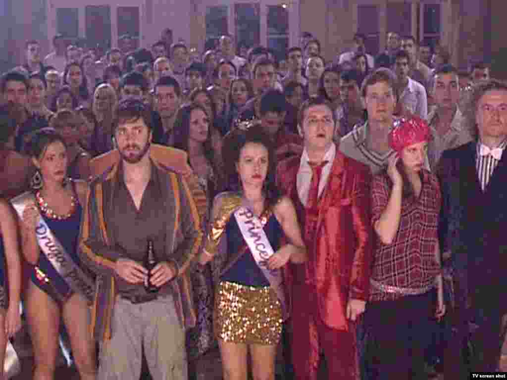 ¨Plavi voz¨ je film sa specifičnom političkom pozadinom, gde se radnja dešava u onih sedam dana u vrijeme žalosti zbog Titove smrti, kada je u Beogradu i drugim gradovima nekadašnje države bilo nepristojno biti srećan, kada nisu radila ni kina. ni kazališta, kada su novine izlazile sa crnim okvirima, i kada je naročito uvrjedljivo bilo biti zaljubljen na način kako su zaljubljeni glavni junaci ovog filma.