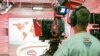 Zaman жаңалықтар бөлімінің қызметкерлері хабарды талқылап отыр.