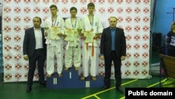 Илья Грейнер (в центре) на школьных соревнованиях по самбо