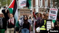 Ljudi demonstriraju u znak podrške Palestincima, na dan kada je Nikaragva zatražila od ICJ da naredi Berlinu da zaustavi izvoz vojnog oružja u Izrael i poništi odluku da prestane finansirati UNRWA, ispred Palate mira u Hagu, Holandija, 8. aprila 2024.
