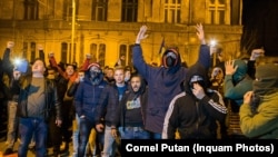 România -Proteste la Timișioara în fața casei primarului Dominic Fritz împotriva restricțiilor sanitare, 30 martie 2021.