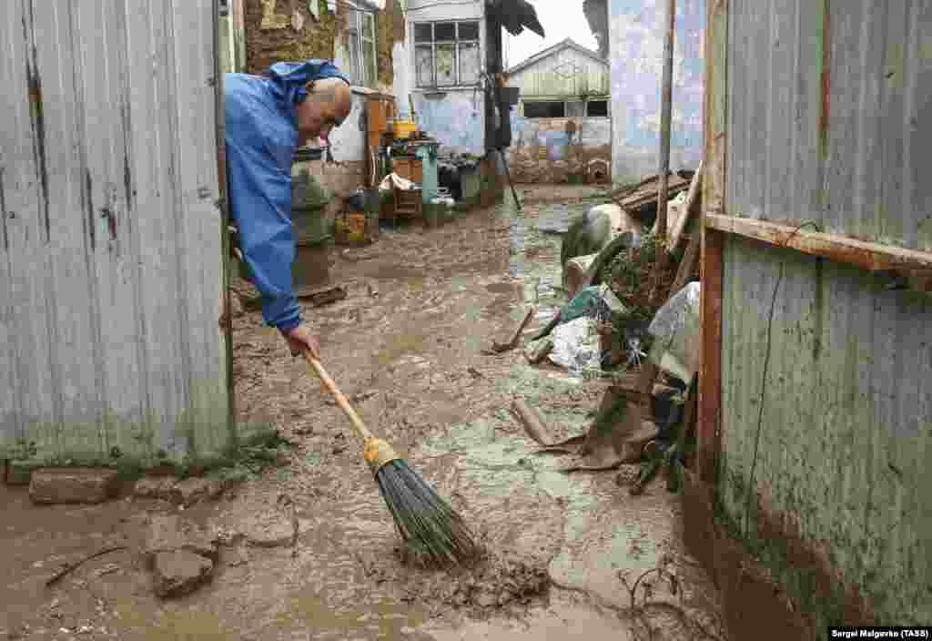 Yağmurdan soñ 25 ev ve 80 azbar suv astında qaldı&nbsp;