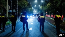 Oficerët e policisë holandeze gjatë një demonstrate propalestineze në natën e ndeshjes së futbollit të Ligës së Evropës, midis Ajax Amsterdamit dhe Maccabi Tel Aviv, në Amsterdam, më 7 nëntor 2024