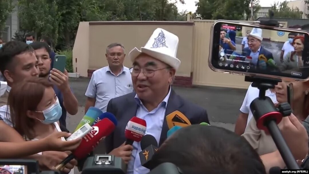 Қирғизистоннинг собиқ президенти Асқар Ақаев журналистлар билан суҳбат чоғида, Бишкек, 2021 йил 2 августи