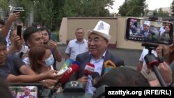 Аскар Акаев отвечает на вопросы журналистов перед зданием ГКНБ, 2 августа 2021 года.
