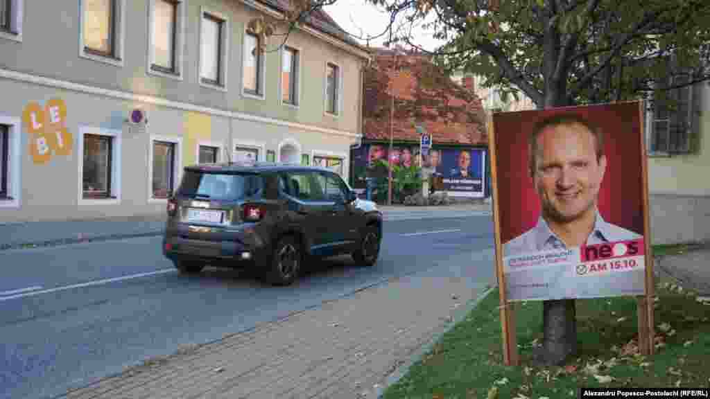 &bdquo;Austria are nevoie de tempo și nu de tactică&rdquo; - este lozinca Partidului &bdquo;Forumul Noua Austrie&rdquo; (NEOS) și a liderului formațiunii, Matthias Strolz. Majoritatea panourilor electorale sunt mobile și ușor de demontat. Localnicii spun că toată publicitatea electorală este scoasă imediat după alegeri.&nbsp;