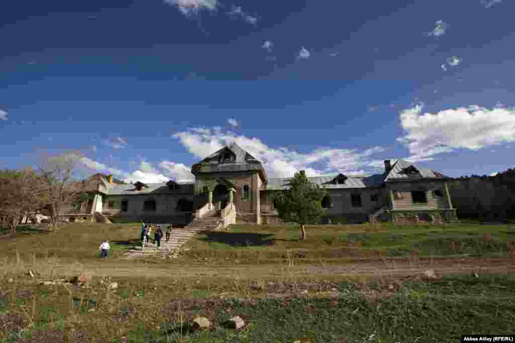 Qars uzun illər Çar Rusiyası işğalı altında olduğu üçün burada rus əl işlərinə və tikililərinə rast gəlmək olar. Onlardan biri Qarsın Sarıqamış qəsəbəsindəki “Yekatrina sarayı” kimi tanınan taxta saraydır.