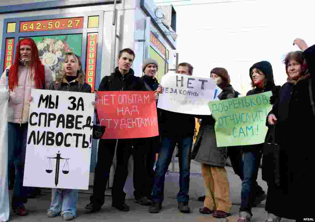 с плакатами...