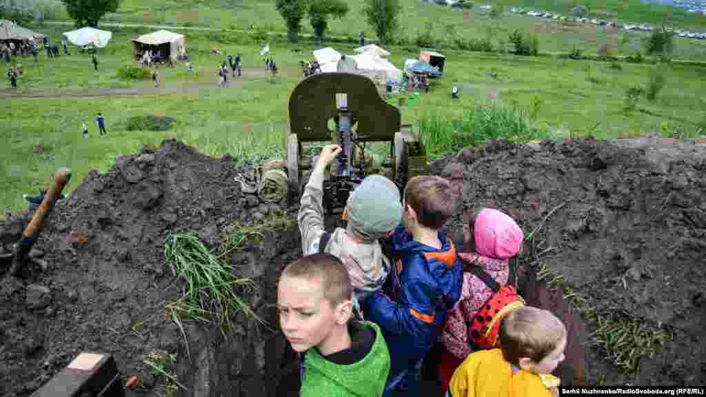 Діти бавляться з кулеметом &laquo;Максим&raquo;