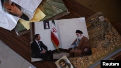 عکسی از دیدار بشار اسد با علی خامنه‌ای در هتلی در دمشق که در دوران حکومت اسد مورد استفاده نیروهای ایرانی‌ بود، ۱۴ دسامبر ۲۰۲۴