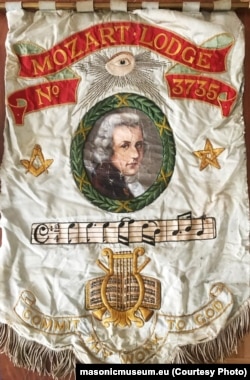 Знамя британской Mozart Lodge № 3735