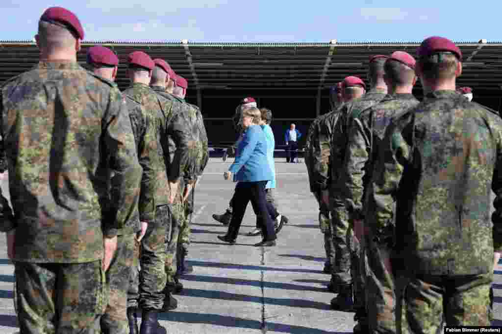 ГЕРМАНИЈА - Вакцинацијата против коронавирусот ќе биде задолжителна за германските војници во иднина бидејќи бројот на нови инфекции продолжува да расте низ целата земја, одлучи германското Министерство за одбрана.