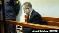 Vladimir Plahotniuc i-a adresat martorei întrebări, pe care le avea scrise de mână într-un carnețel.