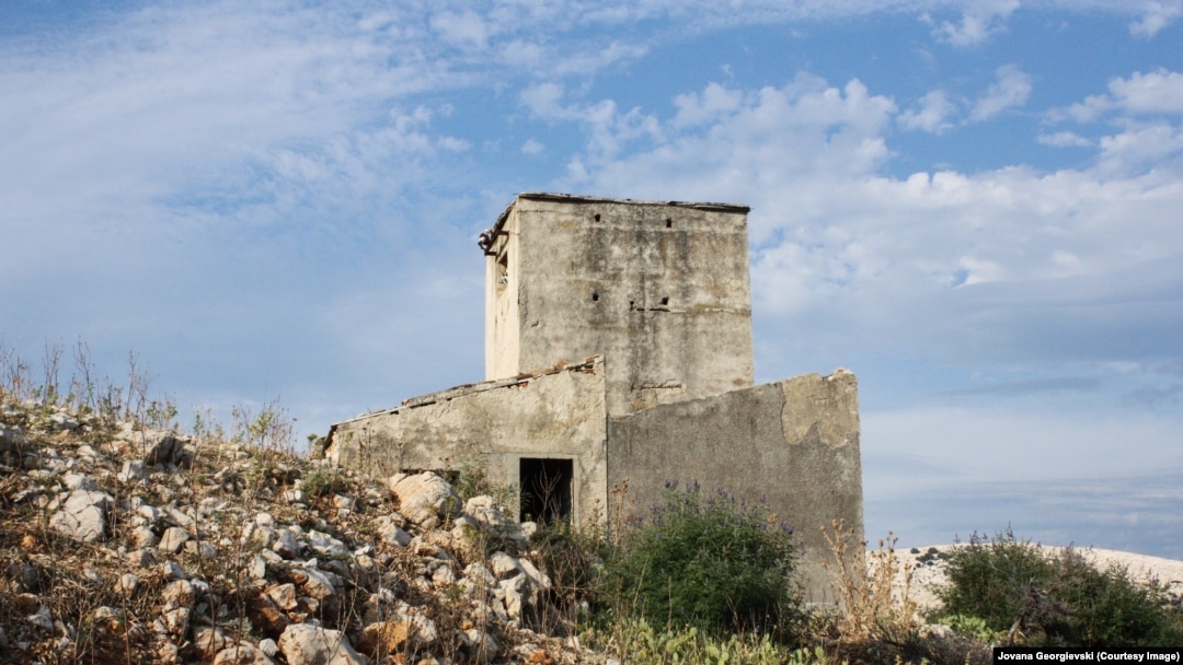 Ostatak stražare na najvišoj tački nekadašnjeg radnog logora Goli otok 