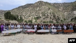 د خوست سپیره ولسوالۍ کې د پاکستان په بریدونو کې د وژل شویو کسانو د جنازې مراسم