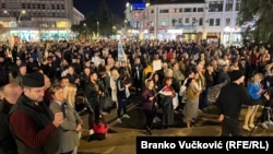 Građani i ekološki aktivisti na protestu protiv iskopavanja litijuma u Čačku, u centralnoj Srbiji, 24. oktobar 2024. 