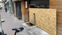 Polupan izlog restorana u centru Beograda nakon napada 19. marta zaštićen je pločom, 25. mart 2026.