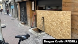 Polupan izlog restorana u centru Beograda nakon napada 19. marta zaštićen je pločom, 25. mart 2026.