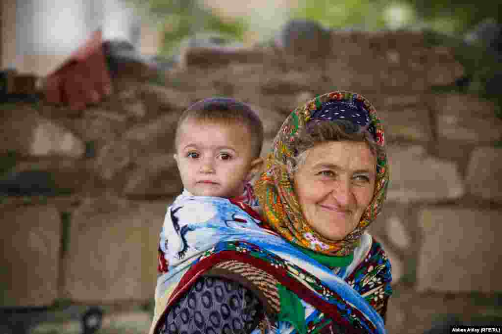 Qəsəbə ətrafında məskunlaşmış Kəlbəcər rayonundan məcburi köçkün nənə və nəvəsi. Onlar yol kənarında turistlərə təndir çörəyi sataraq yaşayırlar.